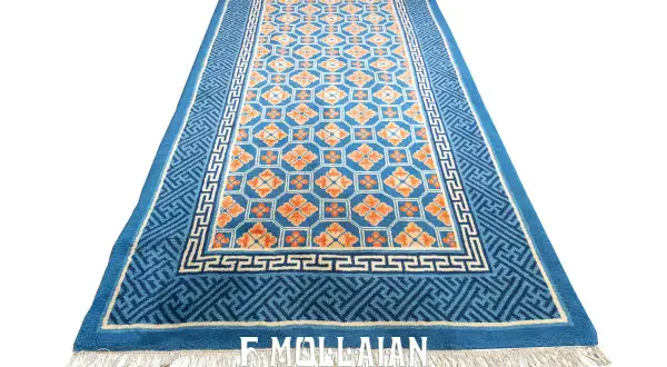 Tappeto cinese blu con motivi floreali arancioni e bordi geometrici. Un pezzo d'arte che porta un tocco di eleganza orientale.