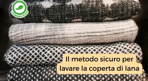Pile di coperte di lana con motivi geometrici. Il testo indica "Il metodo sicuro per lavare la coperta di lana", suggerendo la temperatura ideale.