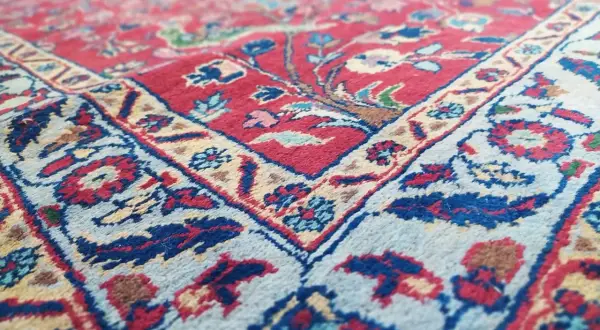 Tappeto Tabriz usato, con dettagli floreali rossi e blu su fondo chiaro. Ottimi prezzi per questo pezzo d'arte.