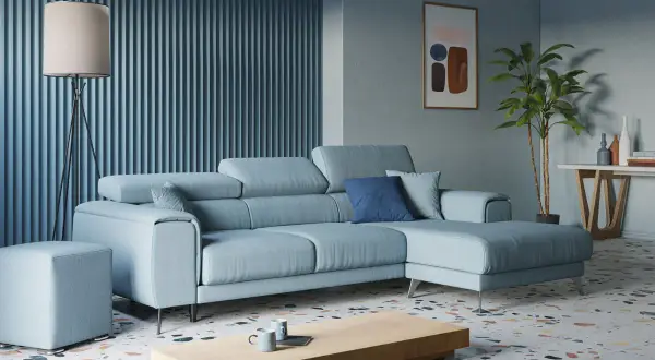 Accogliente soggiorno con divano azzurro, tavolino in legno, lampada da terra e un quadro astratto.