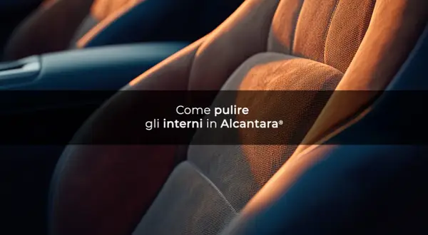 Dettaglio di sedili auto in materiale alcantara, con luce calda che ne esalta la texture.
