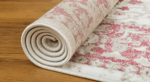Tappeto persiano arrotolato su parquet. Scopri come conservare i tappeti persiani per mantenerli come nuovi.