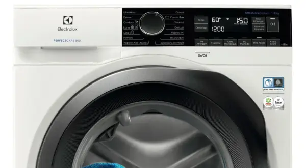 Lavatrice Electrolux PerfectCare 800 con pannello comandi digitale. Il programma "Cotoni Eco" suggerisce un uso efficiente dell'acqua, un vero "acqua saver" per la tua lavatrice.