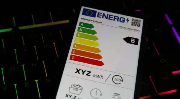 Etichetta energetica di una lavatrice con classe B. Le classi energetiche lavatrici vanno da A a G.
