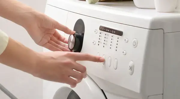 Mani impostano la lavatrice, scegliendo il programma e la durata centrifuga lavatrice.