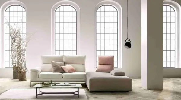 Divano in microfibra: un'oasi di comfort moderno. Pro e contro da valutare per un arredo elegante e funzionale.