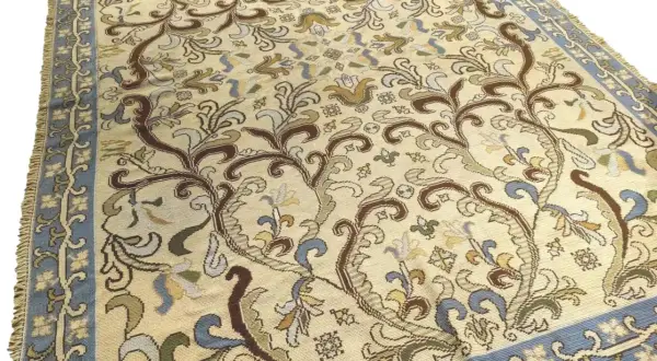 Tappeto 350 x 250 con motivi floreali e bordi blu. Un'opera d'arte tessile che porta la natura in casa.
