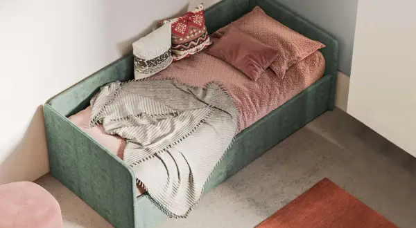 Divano fai da te con letto singolo, verde, con cuscini decorativi e coperta morbida.