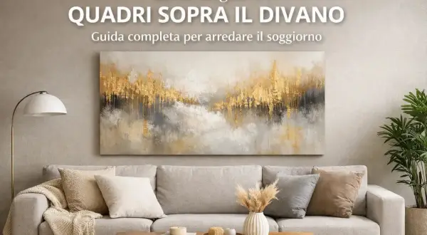 Un soggiorno moderno con un divano grigio, cuscini decorativi e un quadro astratto con dettagli dorati sopra il divano.