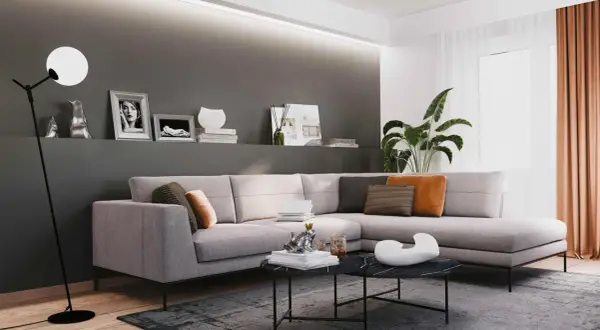 Illuminazione sopra divano, con lampada da terra moderna e faretti a soffitto che creano un'atmosfera accogliente.