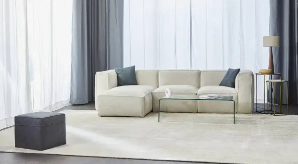 Un divano in ecopelle beige, perfetto per ogni salotto. Scopri come pulire un divano in ecopelle per mantenerlo sempre come nuovo.