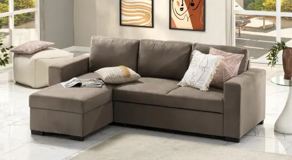 Divano angolare marrone con cuscini decorativi. Utile per capire come smontare un divano angolare per trasporto o pulizia.