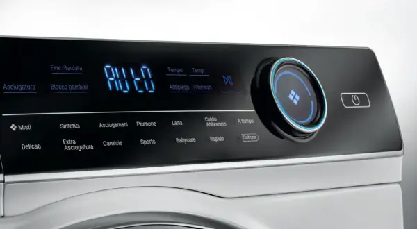 Pannello comandi asciugatrice Hoover con display digitale e simboli per programmi come Cotone, Lana, Babycare. Istruzioni chiare per ogni ciclo.