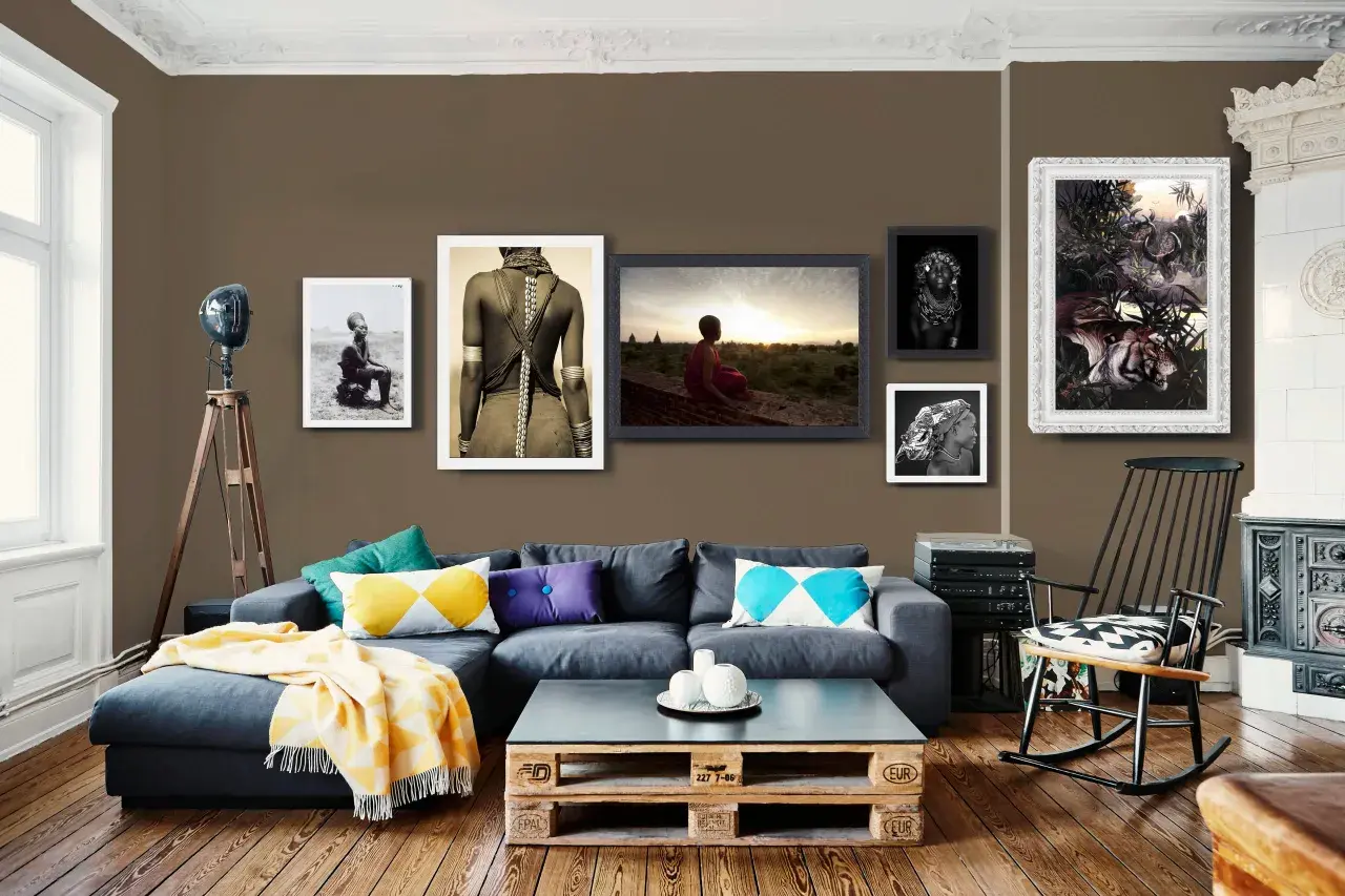 Divano blu scuro con cuscini colorati e coperta gialla. Abbinamenti moderni e accoglienti.