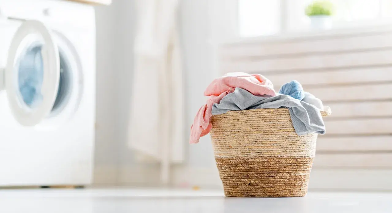 Cesto di biancheria colorata pronto per il lavaggio. Scopri come far profumare il bucato con trucchi semplici e naturali.