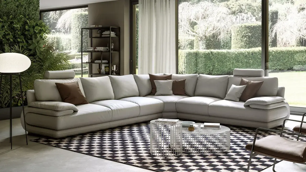 Divano in pelle bianco immacolato, pronto per essere pulito con Chanteclair. Soggiorno moderno con giardino verticale e vista sul verde.