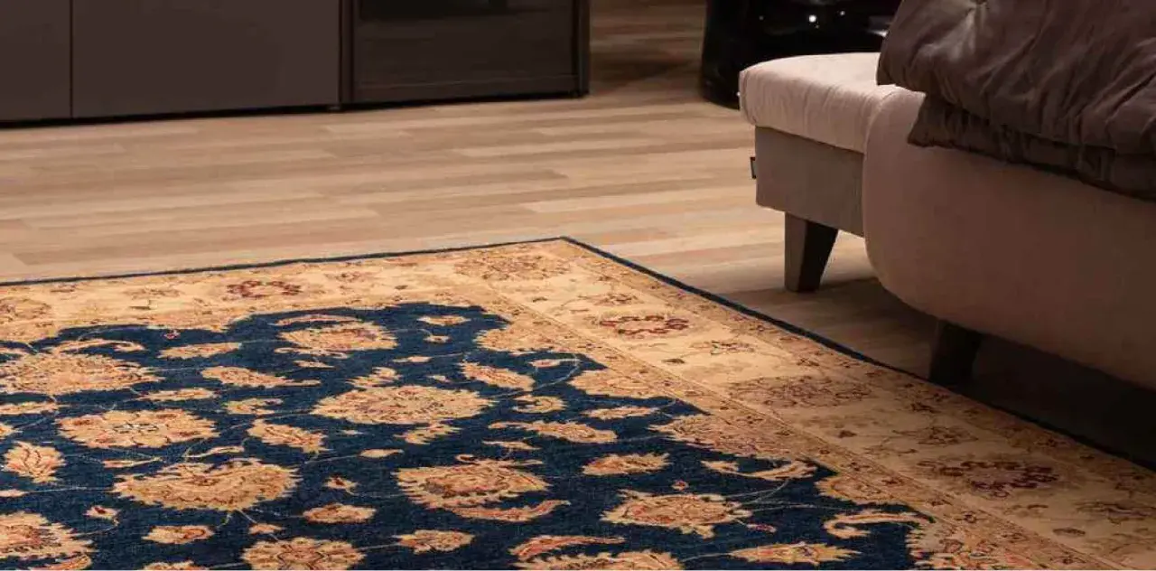Tappeti turchi moderni con motivi floreali blu e beige, che aggiungono un tocco di eleganza a un soggiorno.
