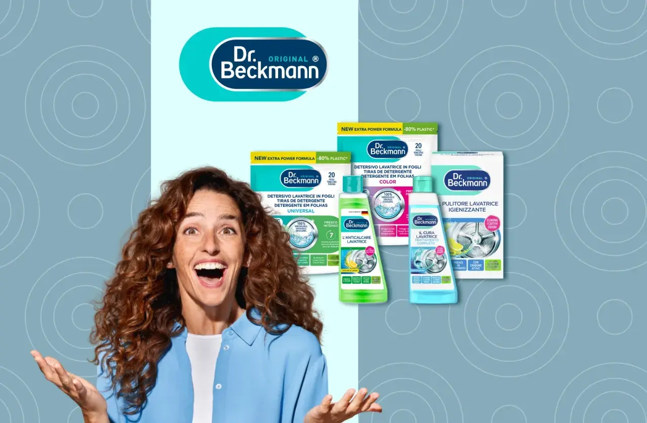 Donna entusiasta con prodotti Dr. Beckmann per fare la lavatrice. Detergenti in fogli e pulitore igienizzante.