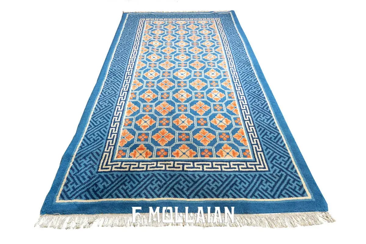 Tappeto cinese blu con motivi floreali arancioni e bordi geometrici. Un pezzo d'arte che porta un tocco di eleganza orientale.