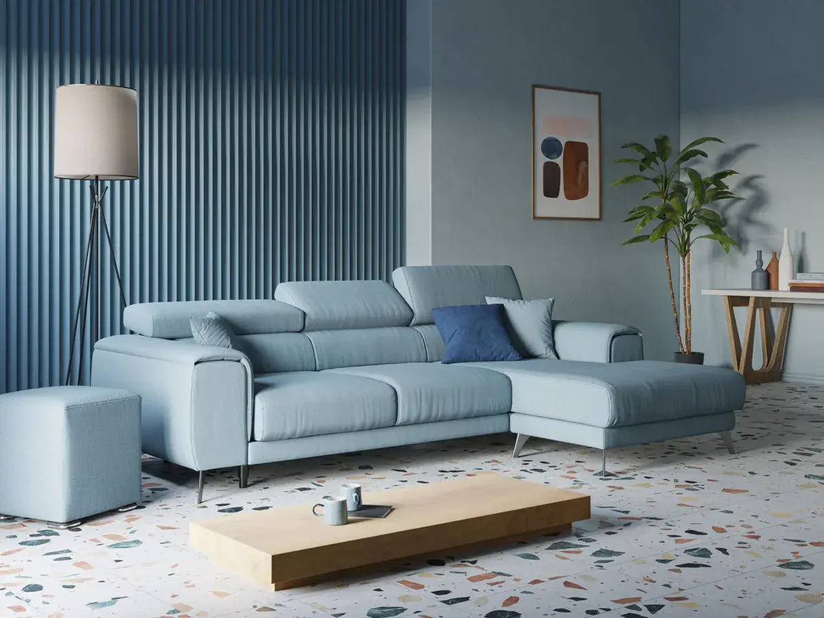 Accogliente soggiorno con divano azzurro, tavolino in legno, lampada da terra e un quadro astratto.