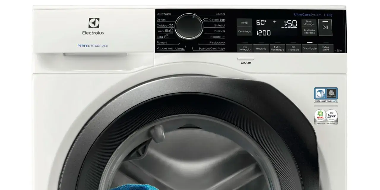 Lavatrice Electrolux PerfectCare 800 con pannello comandi digitale. Il programma "Cotoni Eco" suggerisce un uso efficiente dell'acqua, un vero "acqua saver" per la tua lavatrice.