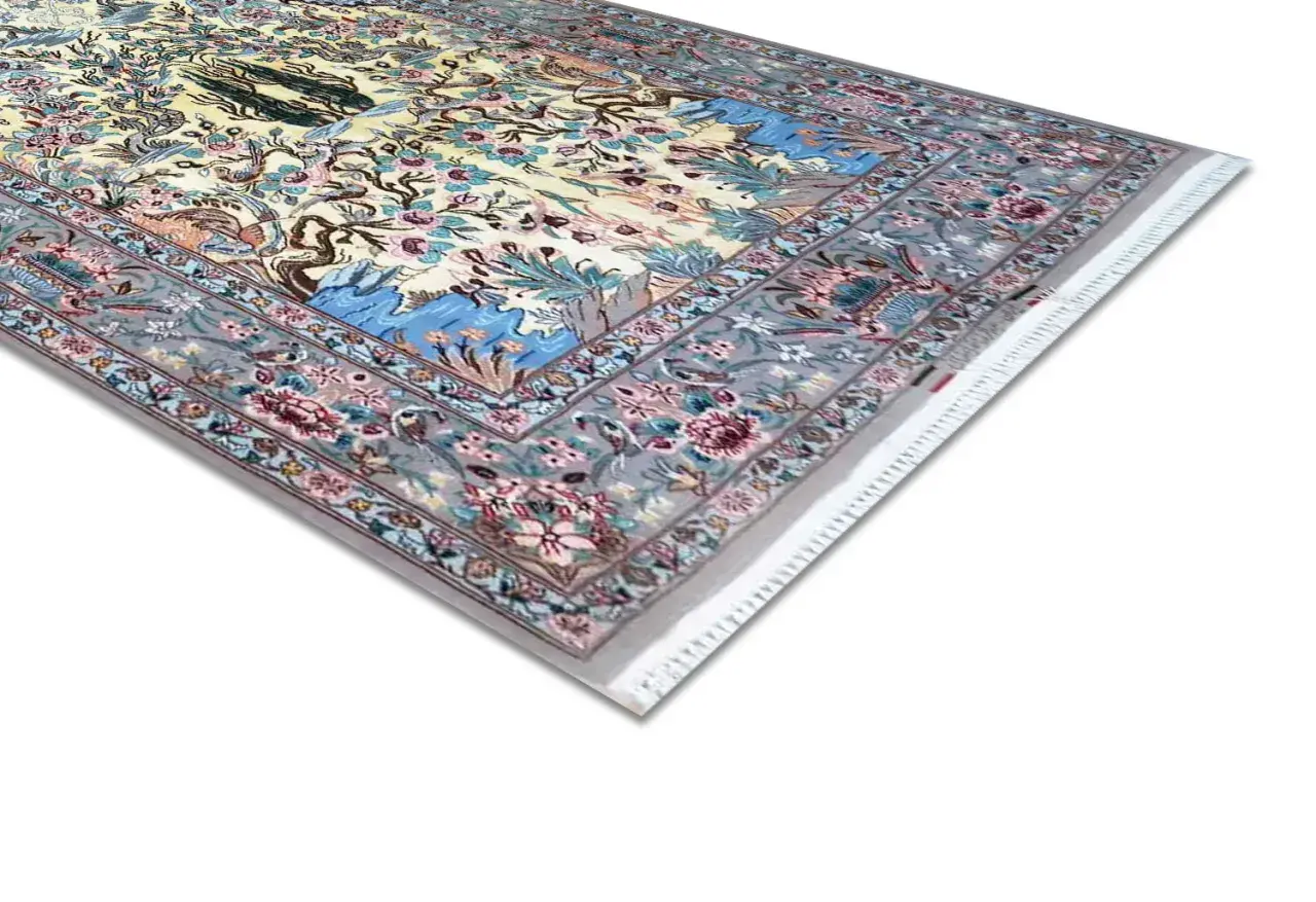 Tappeto Isfahan con motivi floreali e uccelli, un'opera d'arte tessile. Scopri i tappeto Isfahan prezzi per arredare con eleganza.