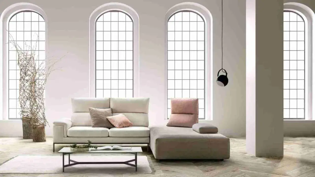 Divano in microfibra: un'oasi di comfort moderno. Pro e contro da valutare per un arredo elegante e funzionale.