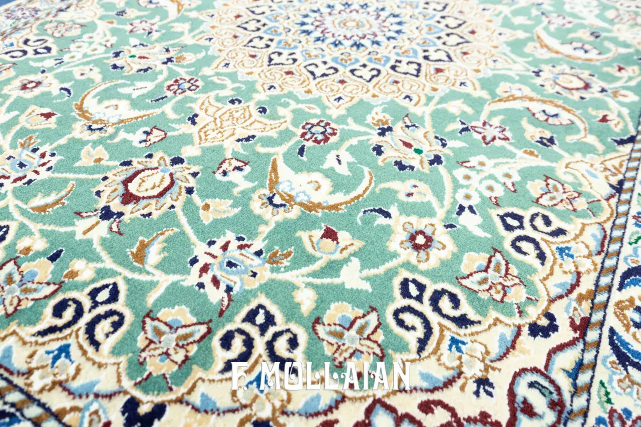 Un raffinato tappeto persiano verde, con intricati motivi floreali e un bordo decorato, evoca un'eleganza senza tempo.