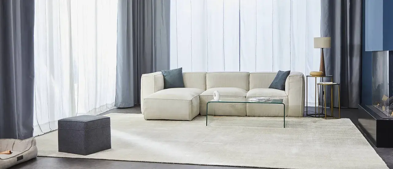 Un divano in ecopelle beige, perfetto per ogni salotto. Scopri come pulire un divano in ecopelle per mantenerlo sempre come nuovo.
