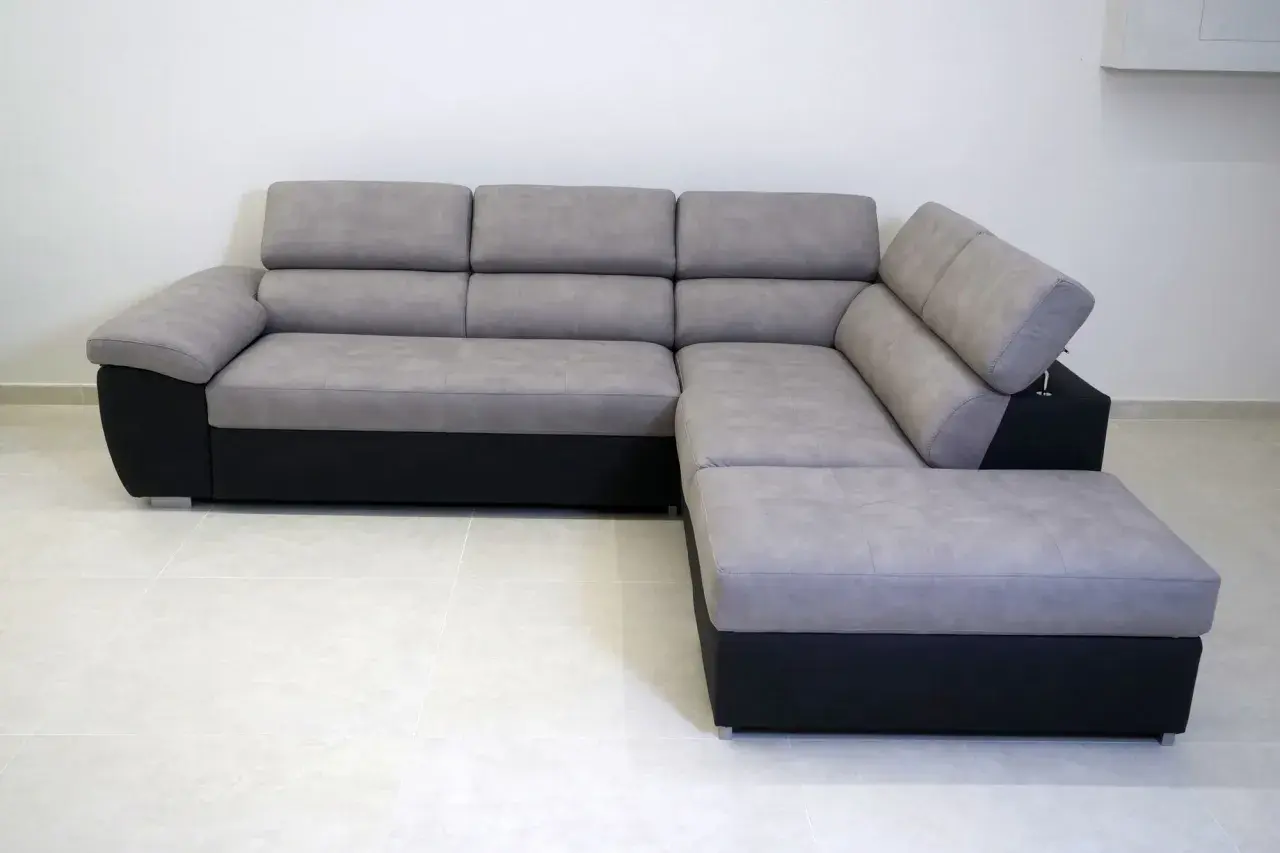 Divano angolare grigio e nero, un vero gioiello di design, forse il divano più costoso del mondo per la sua esclusività.