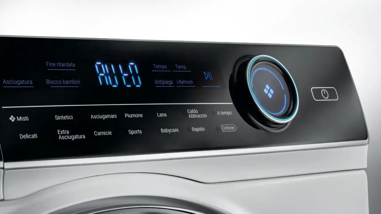 Pannello comandi asciugatrice Hoover con display digitale e simboli per programmi come Cotone, Lana, Babycare. Istruzioni chiare per ogni ciclo.