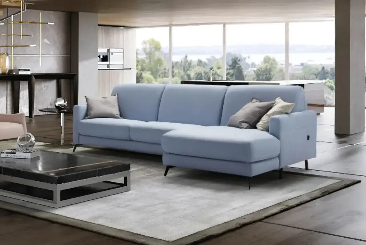 Divano in microfibra: pro e contro di questo elegante mobile azzurro, perfetto per un soggiorno moderno con vista panoramica.