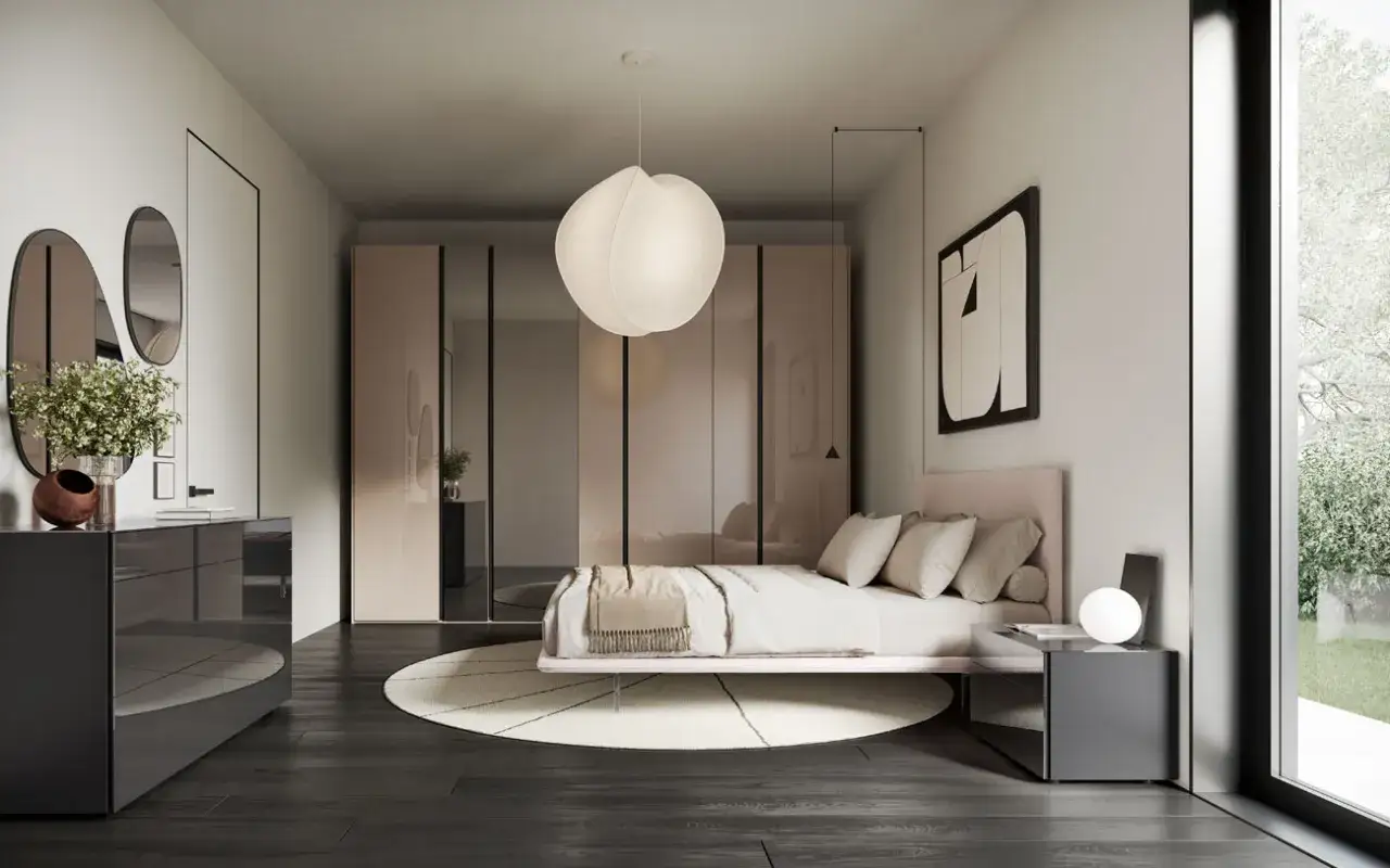 Idee per appartamenti moderni: camera da letto con letto basso, armadi a specchio, com&ograve; grigio lucido e lampada a sospensione sferica.