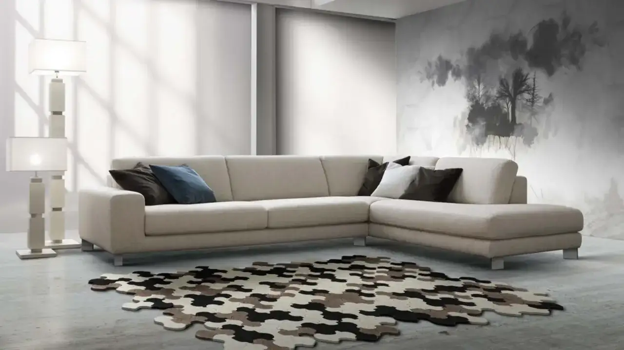 Divano angolare beige con cuscini, tappeto puzzle e lampada. Idee per come rivestire un divano non sfoderabile con stile.
