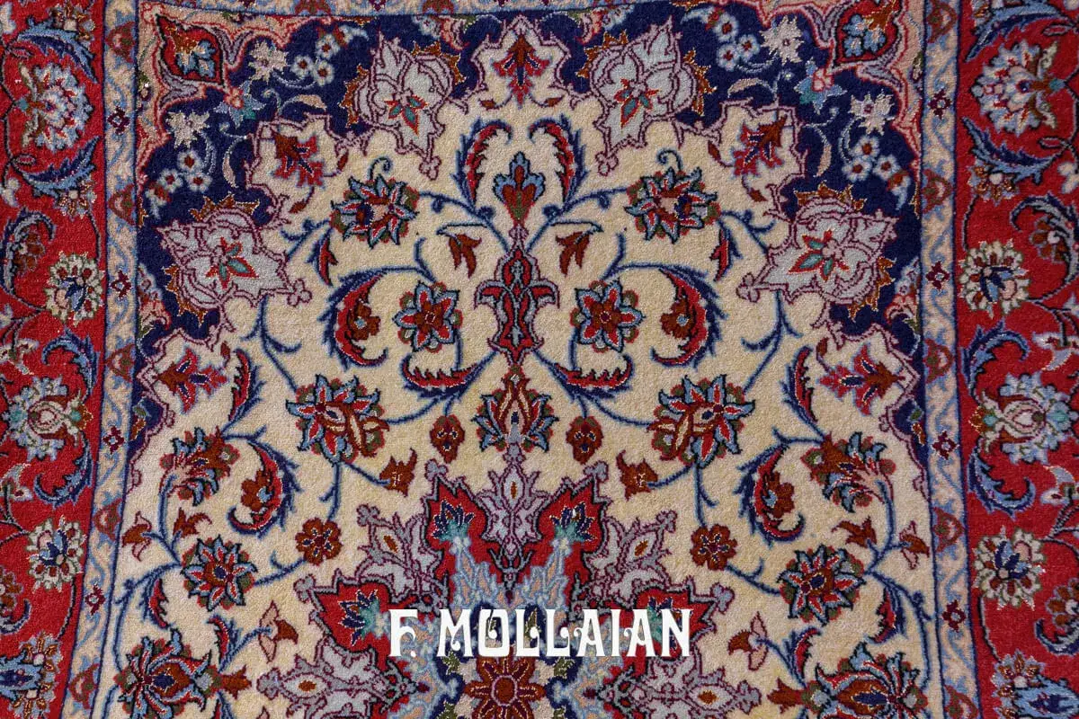 Dettaglio di un Isfahan tappeto con motivi floreali intricati in blu, rosso e crema.