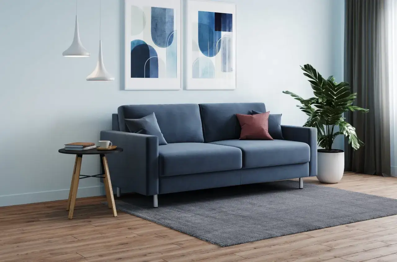 Idee mensole sopra divano: due quadri astratti blu e lampade moderne creano un'atmosfera rilassante.
