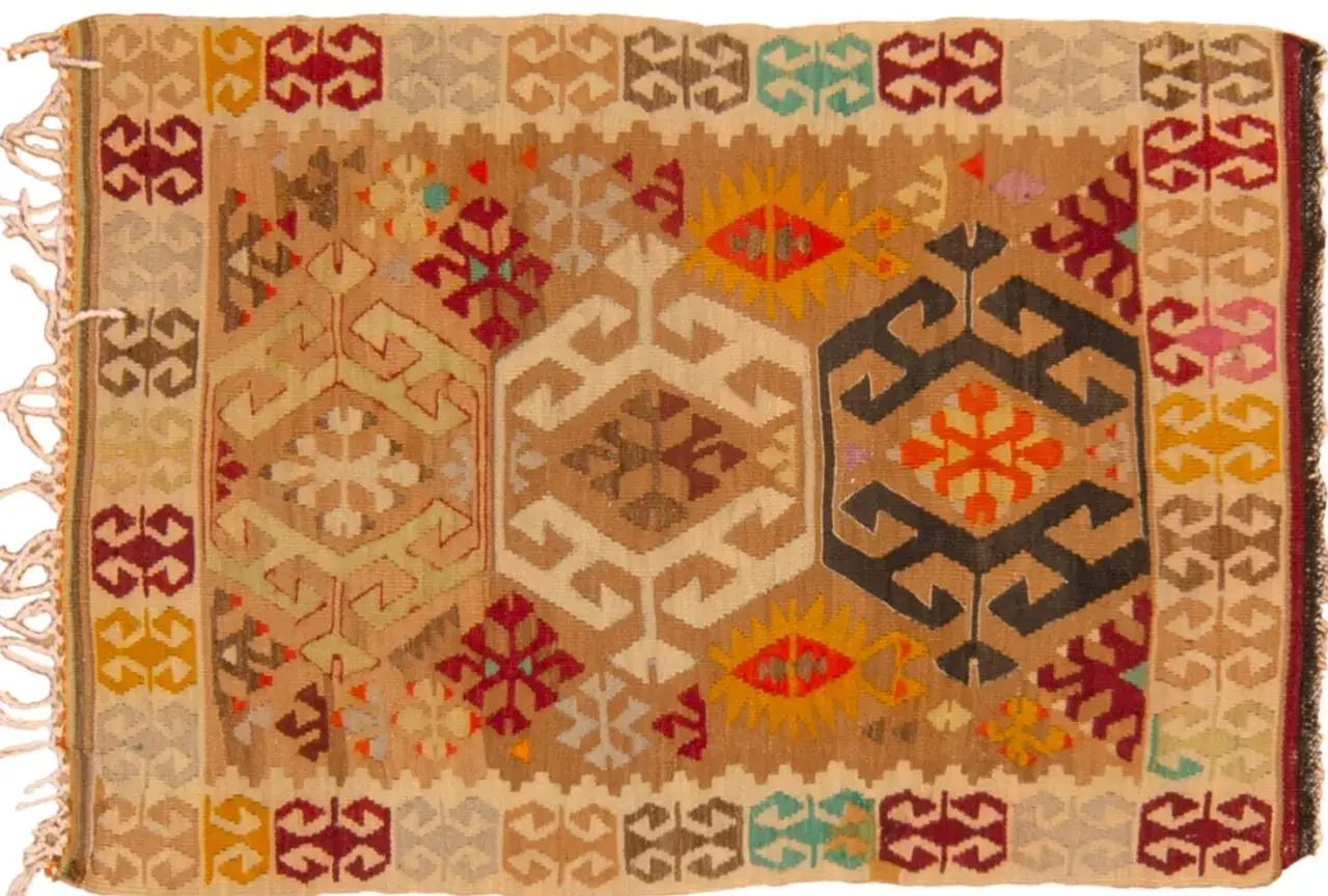Tappeto turco kilim con motivi geometrici in tonalità naturali. Un pezzo unico, scopri il tappeto turco prezzo.