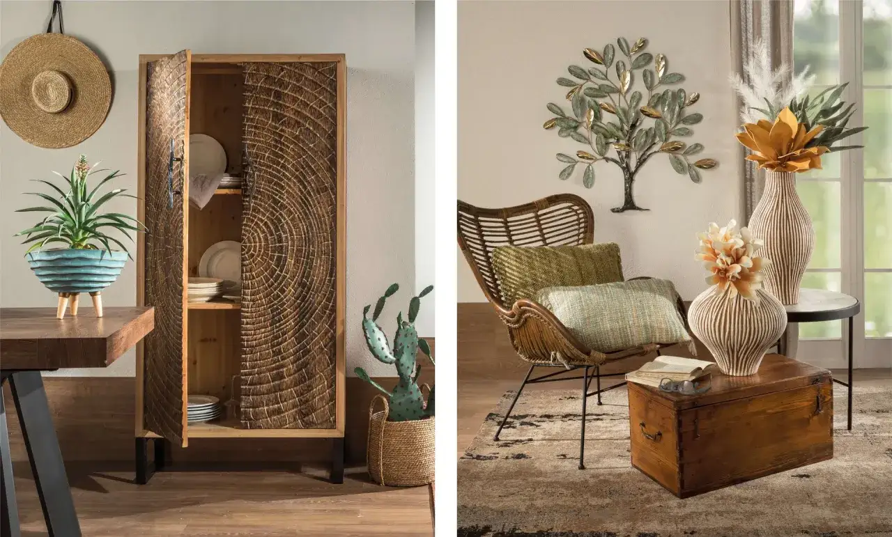 Soggiorno etnico chic con mobile in legno intagliato, pianta di cactus, sedia in rattan e decorazioni murali a forma di albero.
