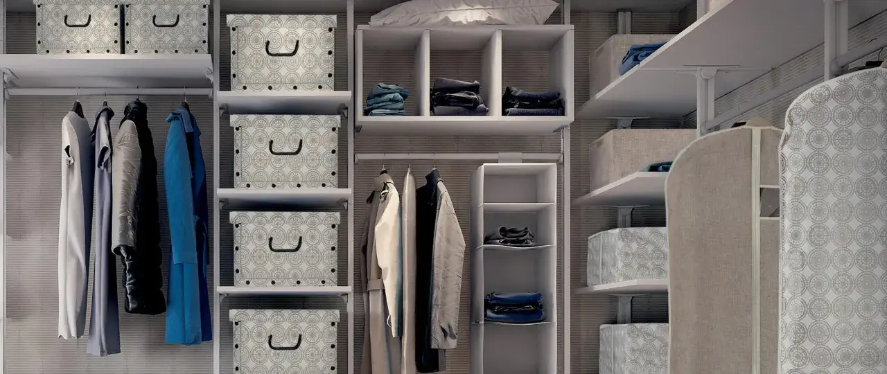 Come organizzare l'armadio: scatole decorative e abiti appesi ordinatamente su mensole e bastoni.