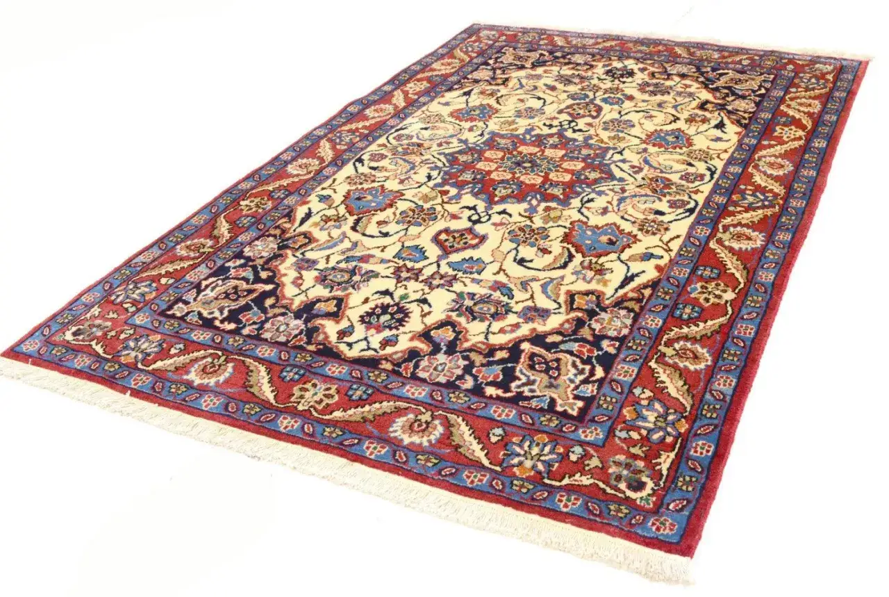 Tappeto Isfahan con motivi floreali su fondo crema, bordi rossi e blu. Scopri i tappeto Isfahan prezzi.