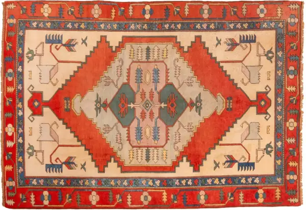 Tappeto turco con motivi geometrici e stilizzati di animali e alberi in colori vivaci.