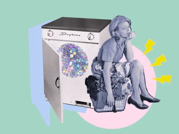 Donna annoiata seduta su un cesto di panni, accanto a una lavatrice con glitter. Un'idea su come disinfettare i vestiti senza lavarli.