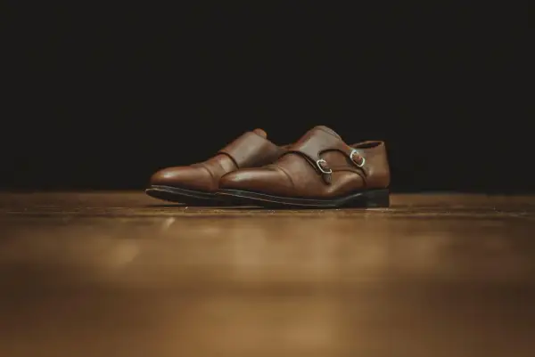 Scarpe eleganti in pelle marrone con doppia fibbia, perfette per chi vuole imparare come verniciare la pelle e dare nuova vita al proprio guardaroba.