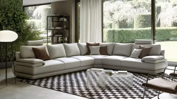 Divano in pelle bianco immacolato, pronto per essere pulito con Chanteclair. Soggiorno moderno con giardino verticale e vista sul verde.