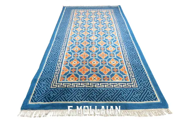 Tappeto cinese blu con motivi floreali arancioni e bordi geometrici. Un pezzo d'arte che porta un tocco di eleganza orientale.