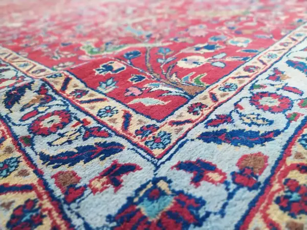 Tappeto Tabriz usato, con dettagli floreali rossi e blu su fondo chiaro. Ottimi prezzi per questo pezzo d'arte.