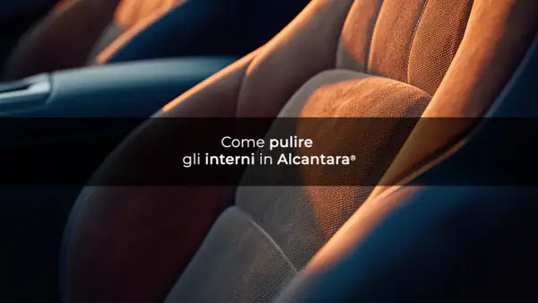 Dettaglio di sedili auto in materiale alcantara, con luce calda che ne esalta la texture.