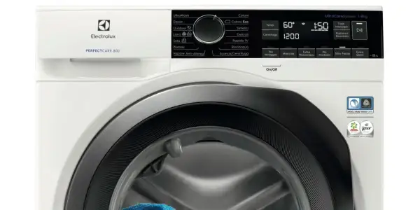 Lavatrice Electrolux PerfectCare 800 con pannello comandi digitale. Il programma "Cotoni Eco" suggerisce un uso efficiente dell'acqua, un vero "acqua saver" per la tua lavatrice.
