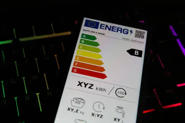 Etichetta energetica di una lavatrice con classe B. Le classi energetiche lavatrici vanno da A a G.