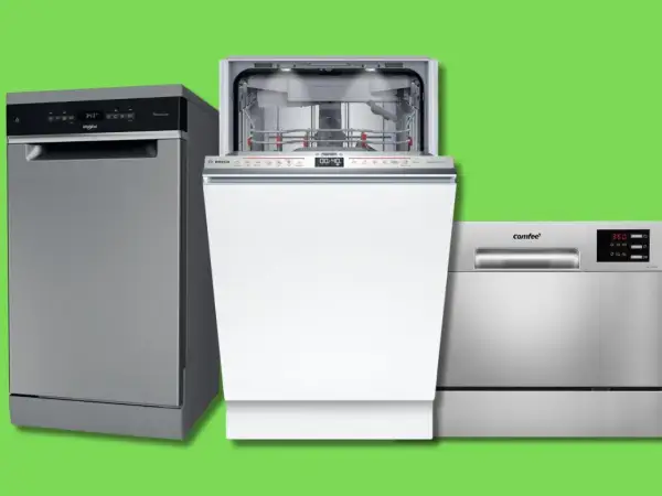 Tre lavastoviglie, una Whirlpool grigia, una Bosch bianca aperta e una Comfee argentata. Soluzioni per installare lavastoviglie senza predisposizione.